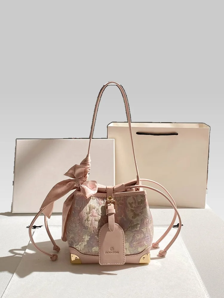 حقيبة كتف دلو عصرية ورائجة، مزينة بأوشحة جذابة وطب...