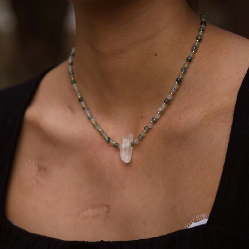 

Простое модное ожерелье из натурального камня для женщин, кулон из белого хрусталя с золотыми бусинами, высококачественные ювелирные изделия ручной работы для подарка