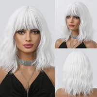Perruque synthétique courte bouclée ondulée blanche, perruque Lolita blanche avec frange pour femmes, fête de Cosplay naturelle Halloween résistante à la chaleur 2