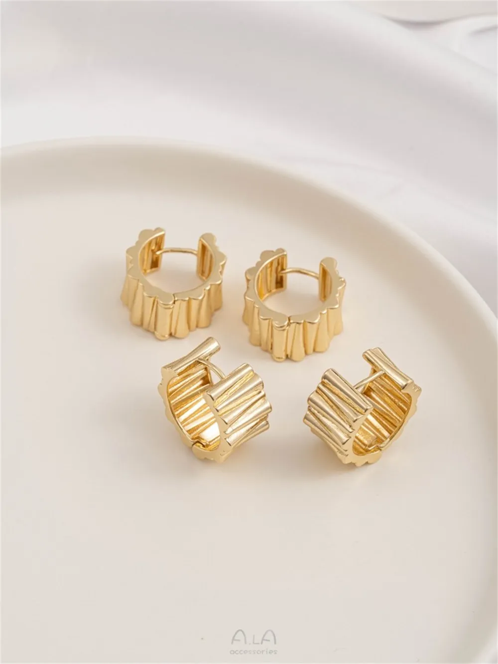 14K Gold Pleated C-ring Earrings with Metallic Style High-end French Style Buckle Cool Style Light Luxury Fashionable Earrings