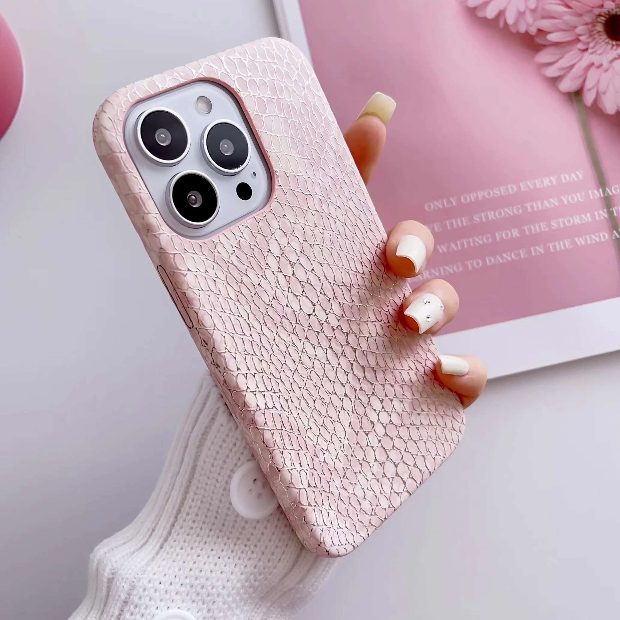 thumbnail image 1 of Funda de teléfono de silicona suave con textura de serpiente elegante y lujosa para iPhone 11 12 13 14 15 16 Pro MAX Plus X XS XR 8 Funda blanca y rosa, 1 of 5