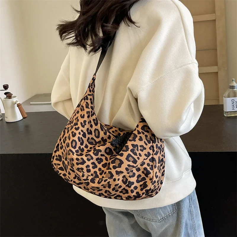 DESIGN - Sac à Main Satiné Avec Poignée Supérieure à Boules Dorées