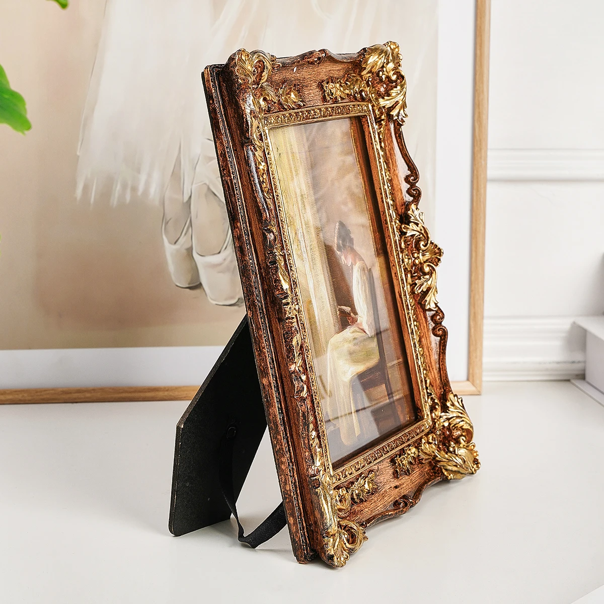 1PC, a photo display frame made of European retro resin with a three-dimensional patterned frame