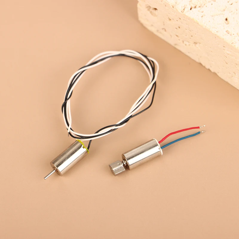 Moteur pour avion RC puissant, avec dissipateur thermique et câbles de connexion.