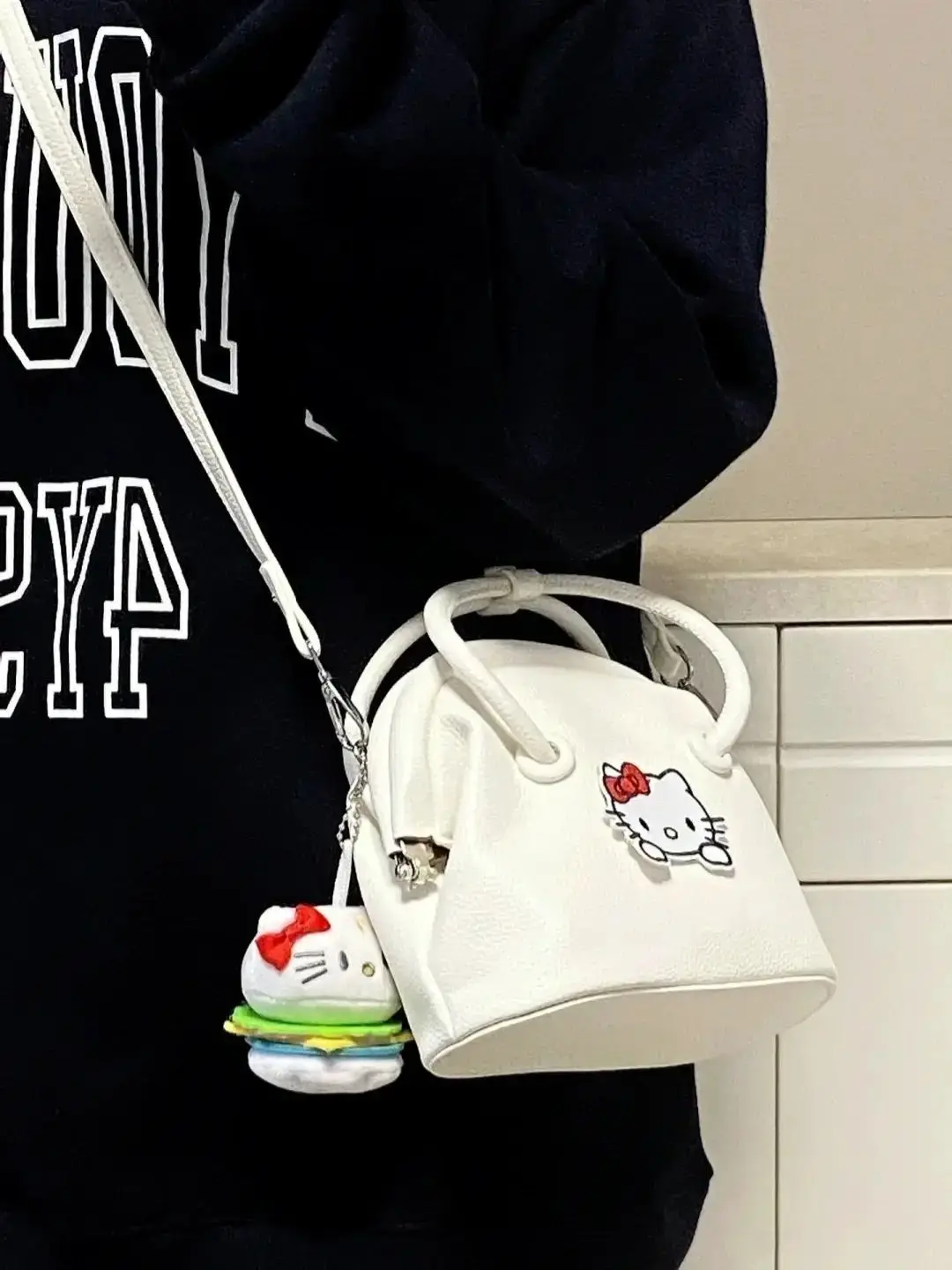 

Fashion Sanrio Hello Kitty Shoulder Bag Korean Cute Original Catfish Bag, New Casual and Versatile Lychee Pattern Handbag Gift