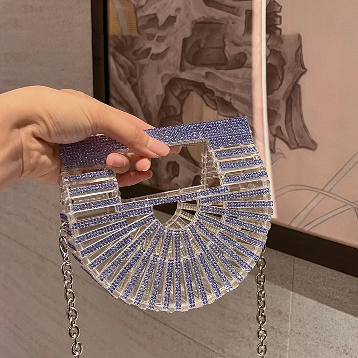 محفظة GAN JIOMAY، وهي محفظة بتصميم نصف قمر من حجر...