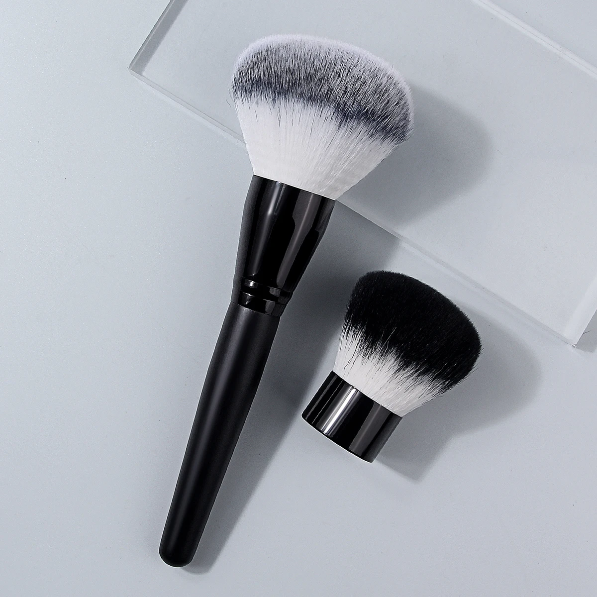 2PCS 대형 다기능 파우더 브러쉬 세트, 옴브레 헤어가 있는 블랙 핸들 메이크업 브러쉬, 세팅 파우더용 푹신한 브러쉬, 브론즈