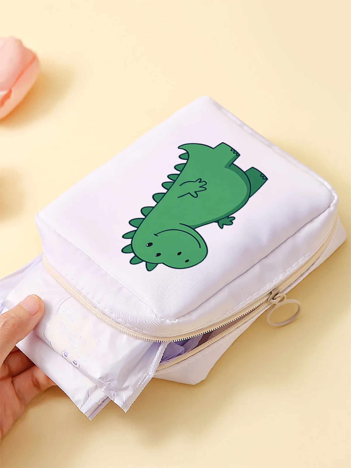 Cartoon pattern printed sanitary napkin storage bag, women's lightweight tissue bag, sanitary tissue bag