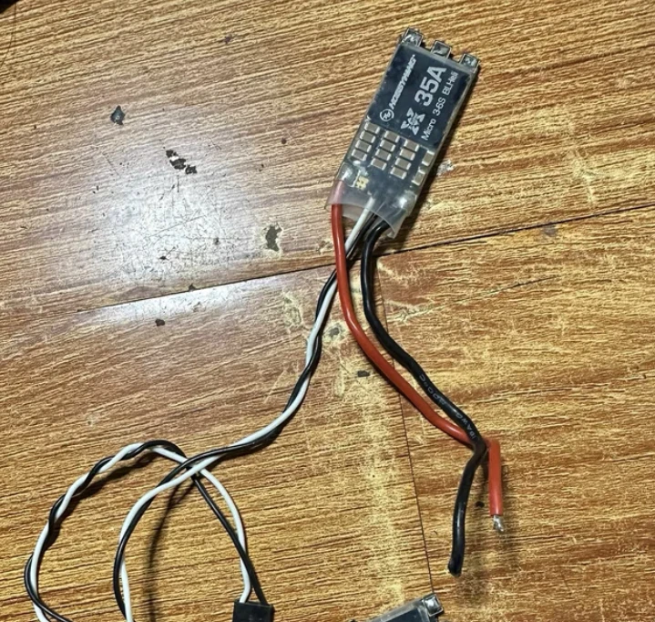 

Контроллер скорости XRotor Micro 35A BLHeli Mini ESC Hobbywing поддерживает OneShot для FPV гоночного квадрокоптера дрона высокого качества