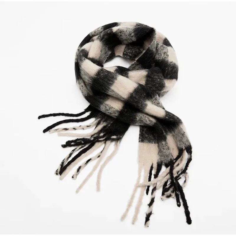 Cachecol longo clássico aos quadrados preto e branco inverno_voghion.com