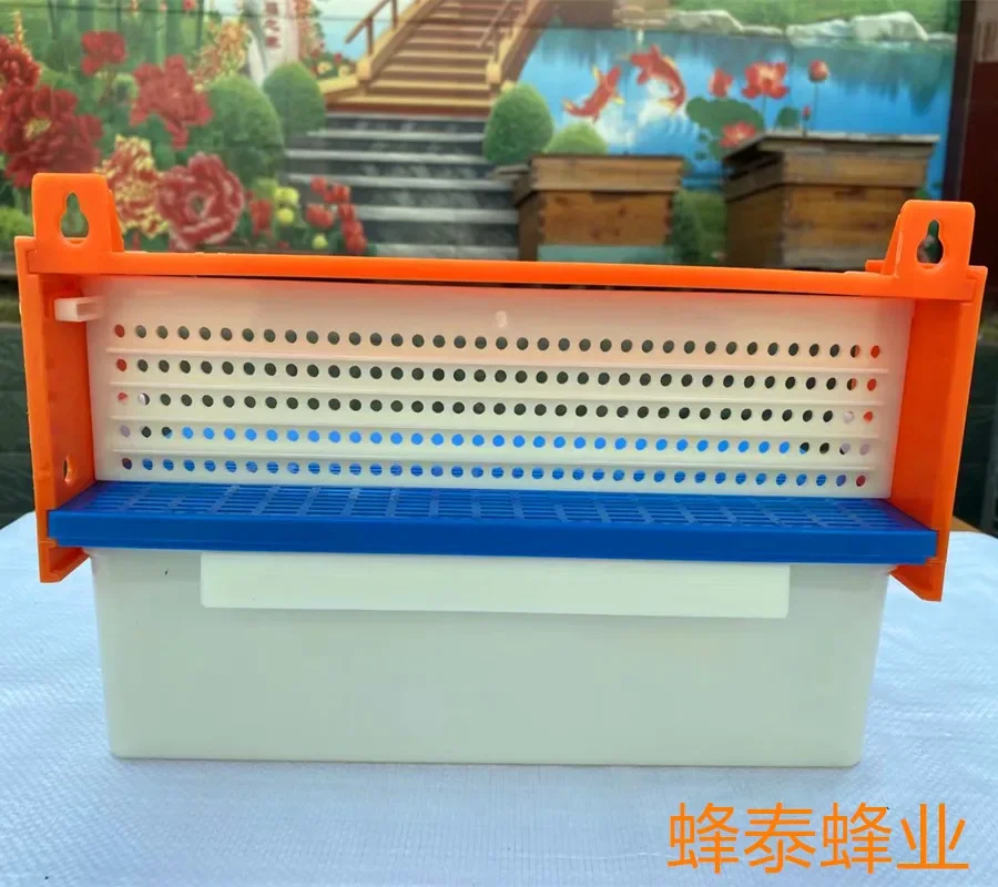 Beekeeping tools beekeeping accessories Plastic fourth generation pollinator feeding box pollen collector