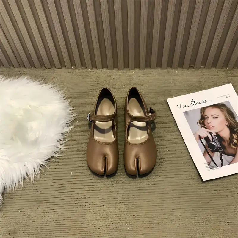 Pig trotters split toe shoes 2024 new western-style retro Mary Jane women's shoes, one line buckle single shoe ballet shoes