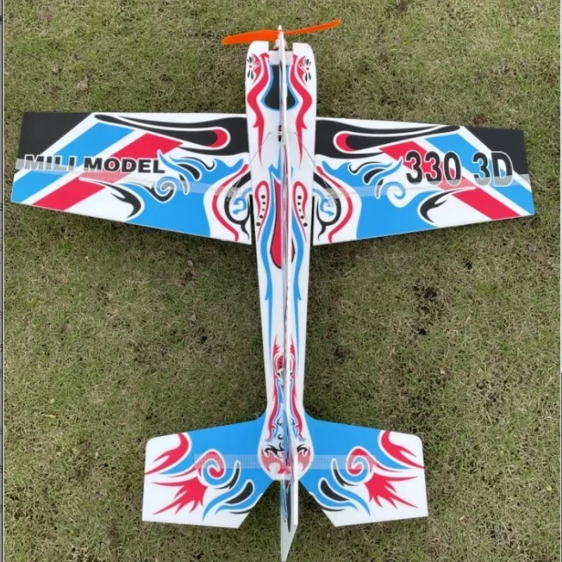 Avion RC en vol stationnaire, démontrant ses capacités acrobatiques pour voltige et acrobatie.