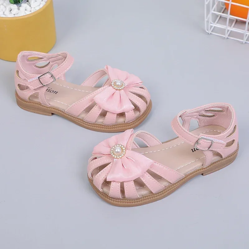 Girls Chic Sandals Summer New PU Princess Hollow Covered Toes Kids Fashion Bow with Big Pearl Soft Simple Children Casual Shoes