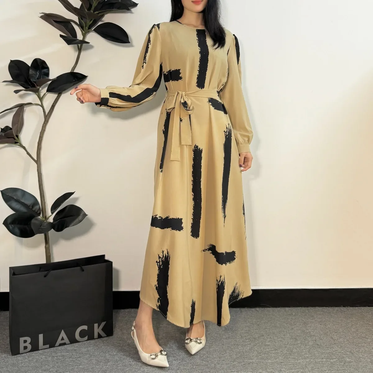 فستان طويل بنقشة عصرية – لون بيج مع تفاصيل سوداء