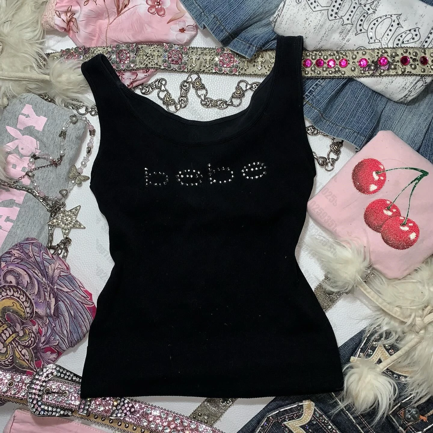 חולצת קרופ טופ לנשים בסגנון אסתטי, חולצות קרופ Y2K בסגנון גותי, חולצות שנות ה-2000 עם תליונים, חולצות טנק וקמיזולים לנשים אמו הראג'וקו