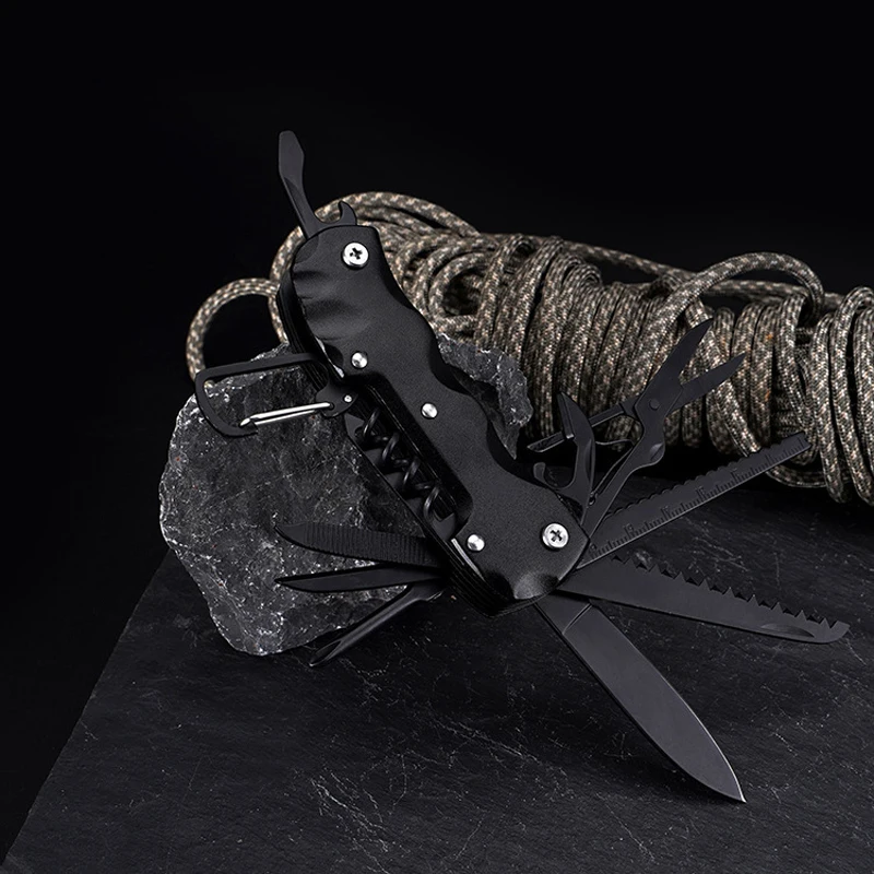 Kompaktiškas peilis ir įrankiai iš arti