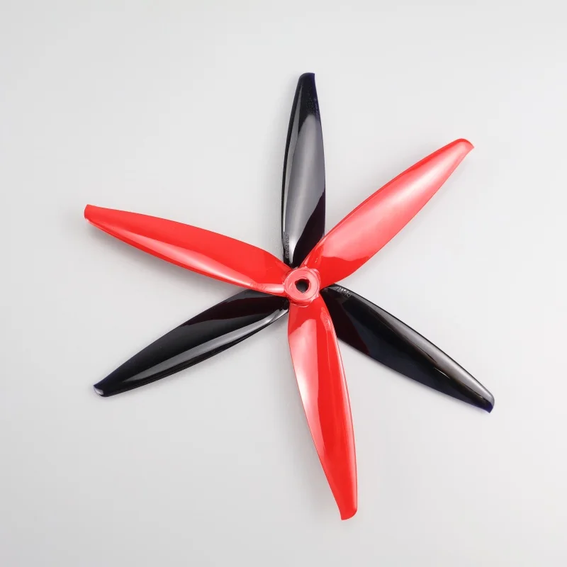 Gros plan sur une hélice Gemfan Flash 7040 7 pouces 3 pales PC, texture du polycarbonate apparente.