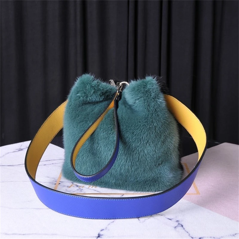 Women's Light Luxury Fur Handbag Natural Mink Fur Single Shoulder Bucket Bag Magnetic Buckle Closes Large Capacity Shoulder Bag
