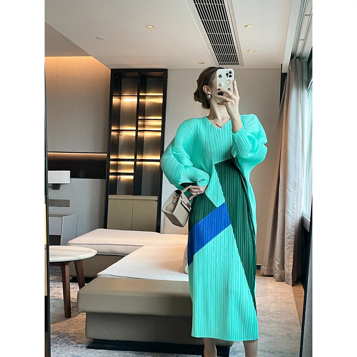 

2023 autumn new French contrast color loose pleated dress