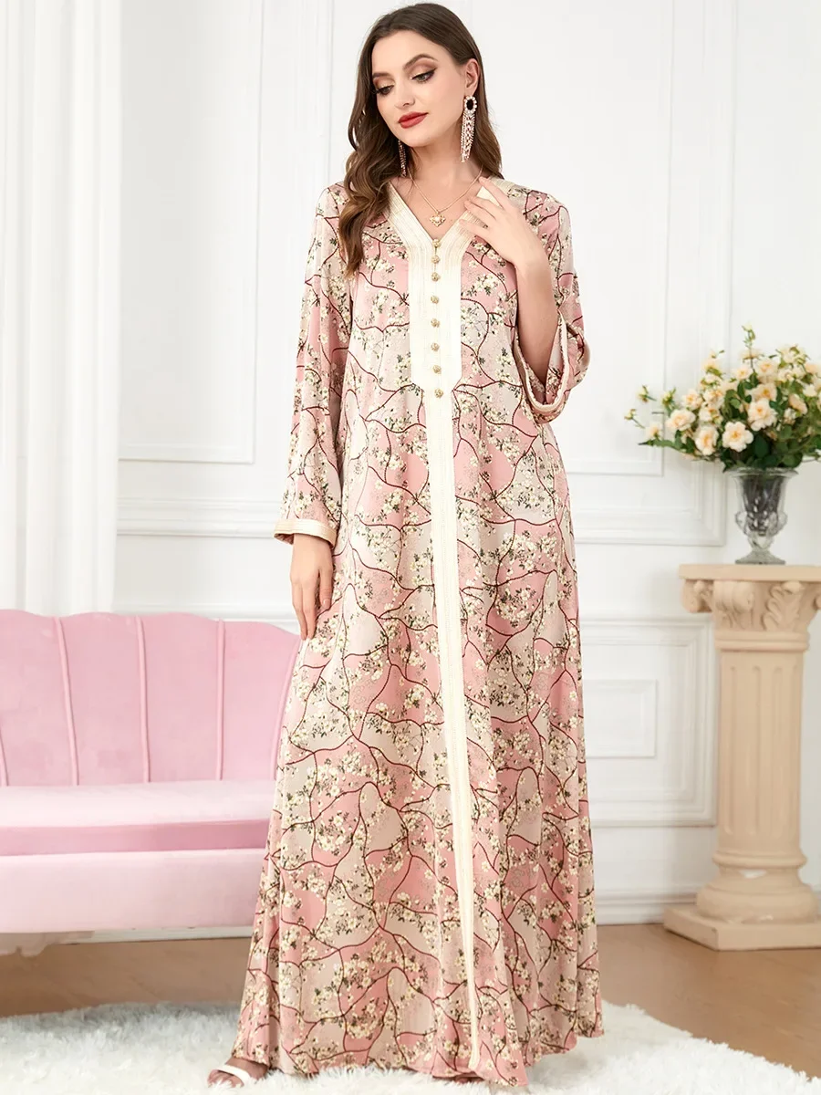 جلابية طويلة بنقوش ناعمة وتفاصيل أمامية أنيقة