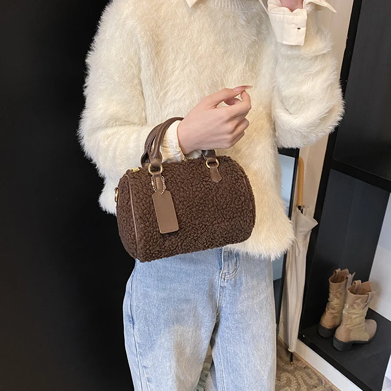 Beige Kunstfell-Handtasche 2024, Winter-Damentasche, warm, flauschig, Lammwolle, Umhängetasche, Dame, vielseitig, kleine Umhängetasche, Kaffee – Detail 9