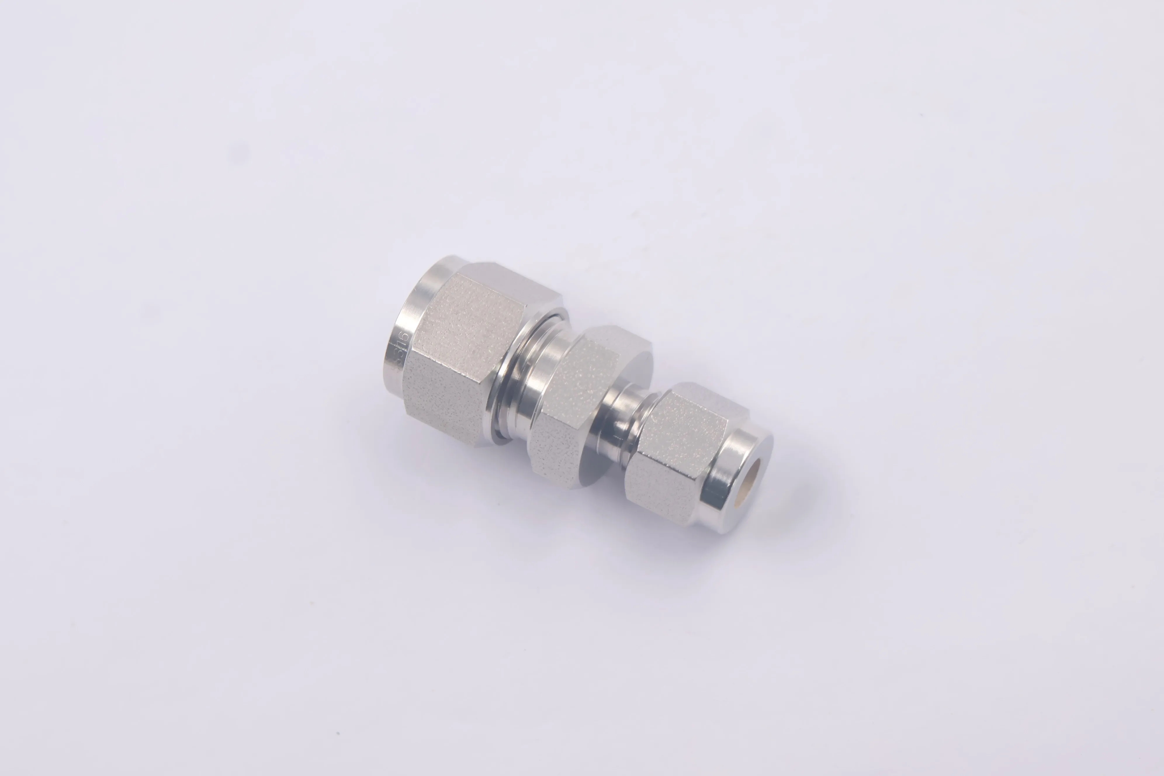 SS-10M0-6-4, Stainless Steel Tube Fitting, Union, 10 mm x 1/4 in. Tube OD, Can Combination with Swagelok