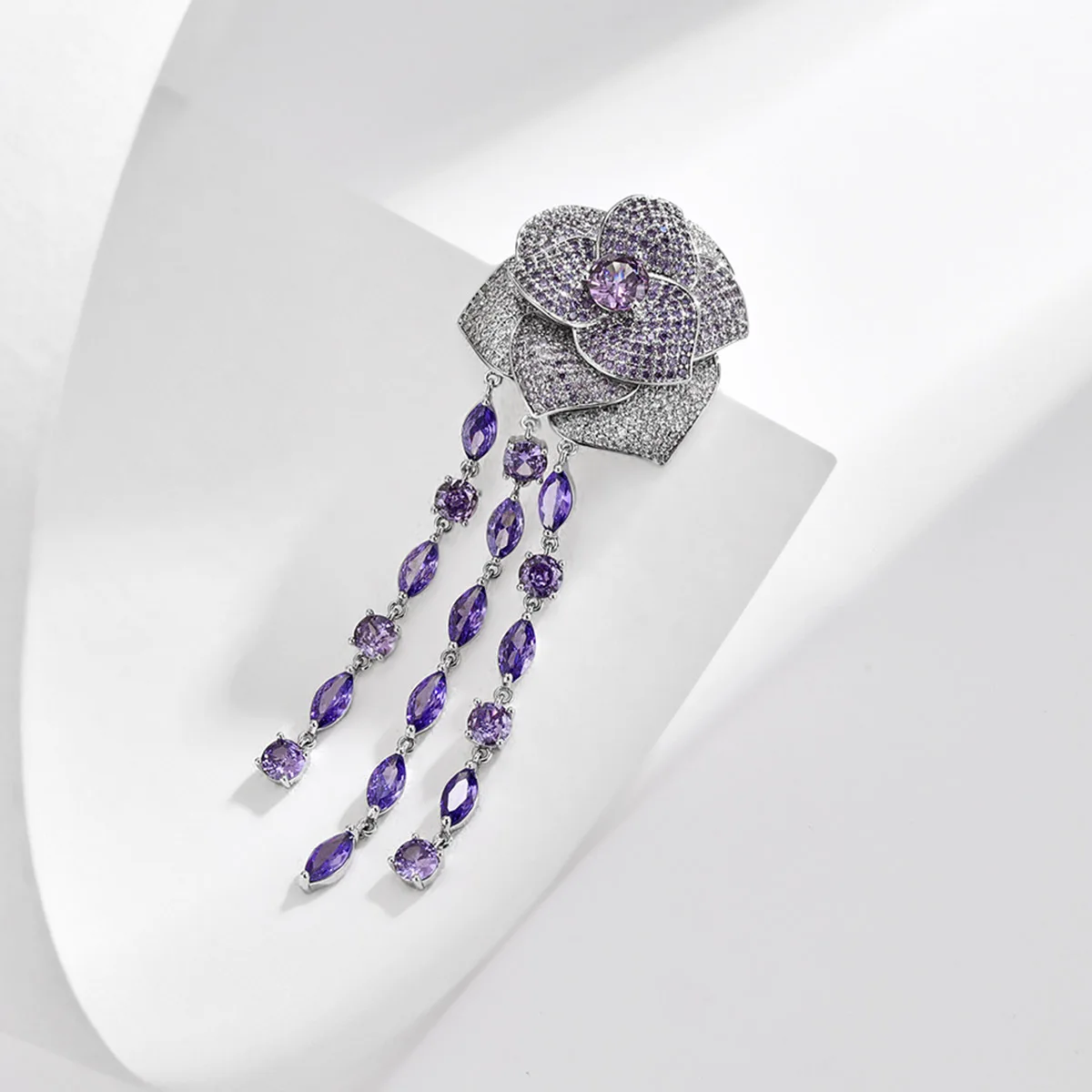 Spring New Retro Elegant Long Tassel Camellia Woman Brooches Luxury Cubic Zirconia Temperament Corsage Dress Accessories Pin