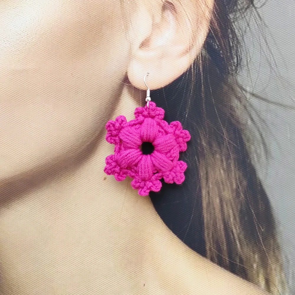 Pendientes de flores rosas de punto de ganchillo para mujer