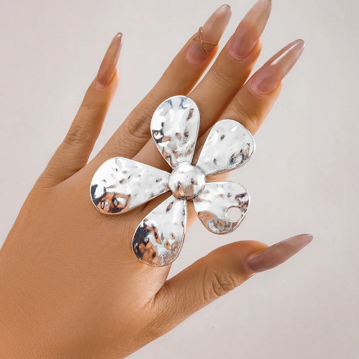 

Kunqiao - Women's large leaf flower shaped metal ring, adjustable finger jewelry, silver, punk, open, party gift