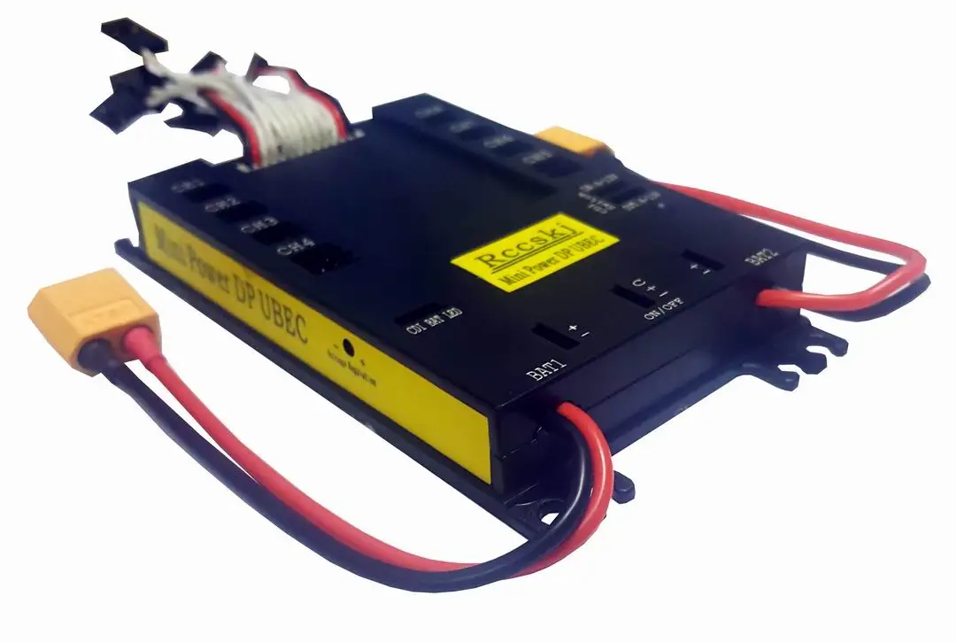 Détail des soudures et composants électroniques sur le tableau de distribution d'énergie 18 canaux pour drone RC.