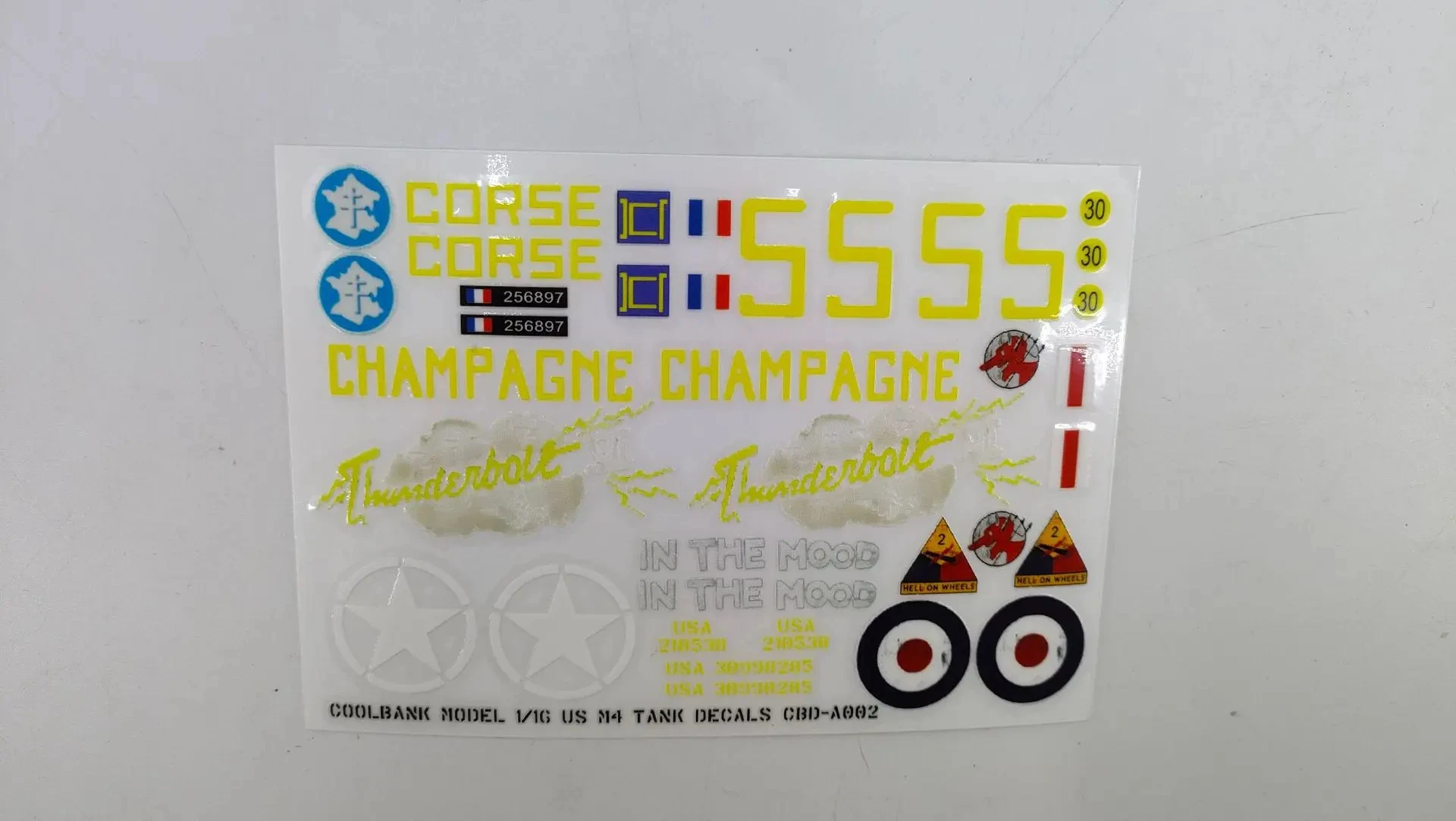 Mini tank RC robot militaire rouge vu de profil, télécommande incluse, livraison rapide France.