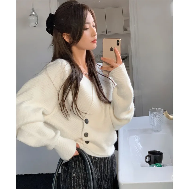 Рисунок 2 - Женский вязаный свитер с V-образным вырезом