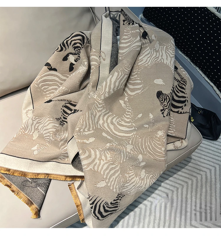 Рисунок 5 - Дизайнерская брендовая шаль с принтом зебры