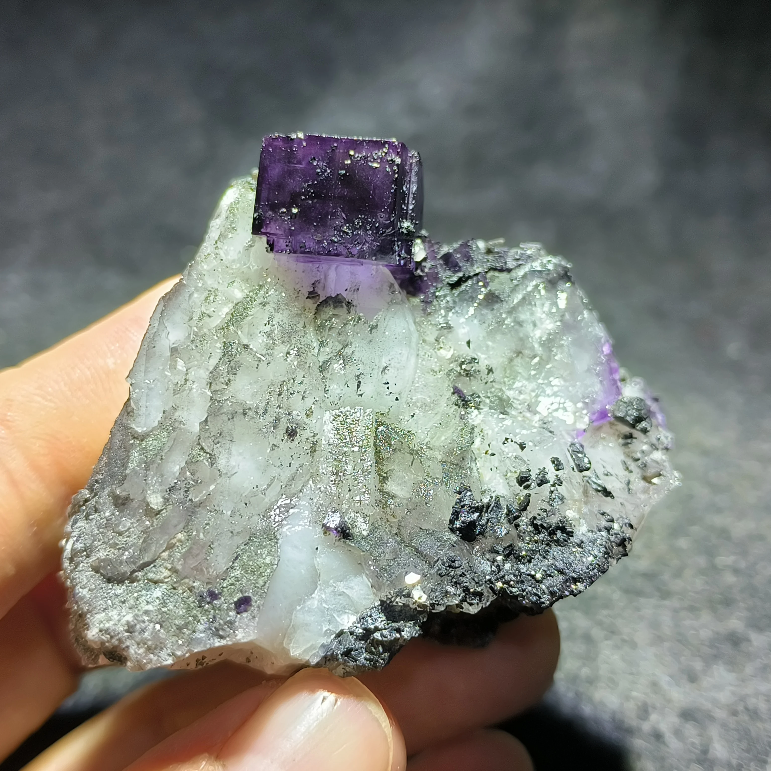 

95g100% натуральный фиолетовый флюорит и черный вольфрамовый кристалл, используемый совместно в минералах, магнитная энергия, кварц, украшение для дома