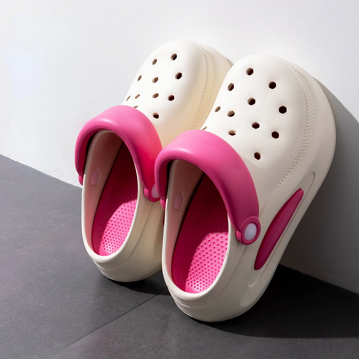 2024 Summer New EVA Thick Sole Hole Shoes Cute Cartoon High Heel Slippers Casual Soft Sole Anti slip Women's Garden Shoes