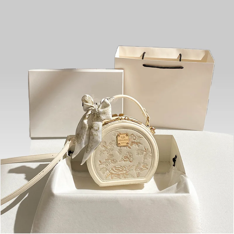 حقيبة يد كلاسيكية فاخرة، تتميز بألوان متناغمة وتطر...