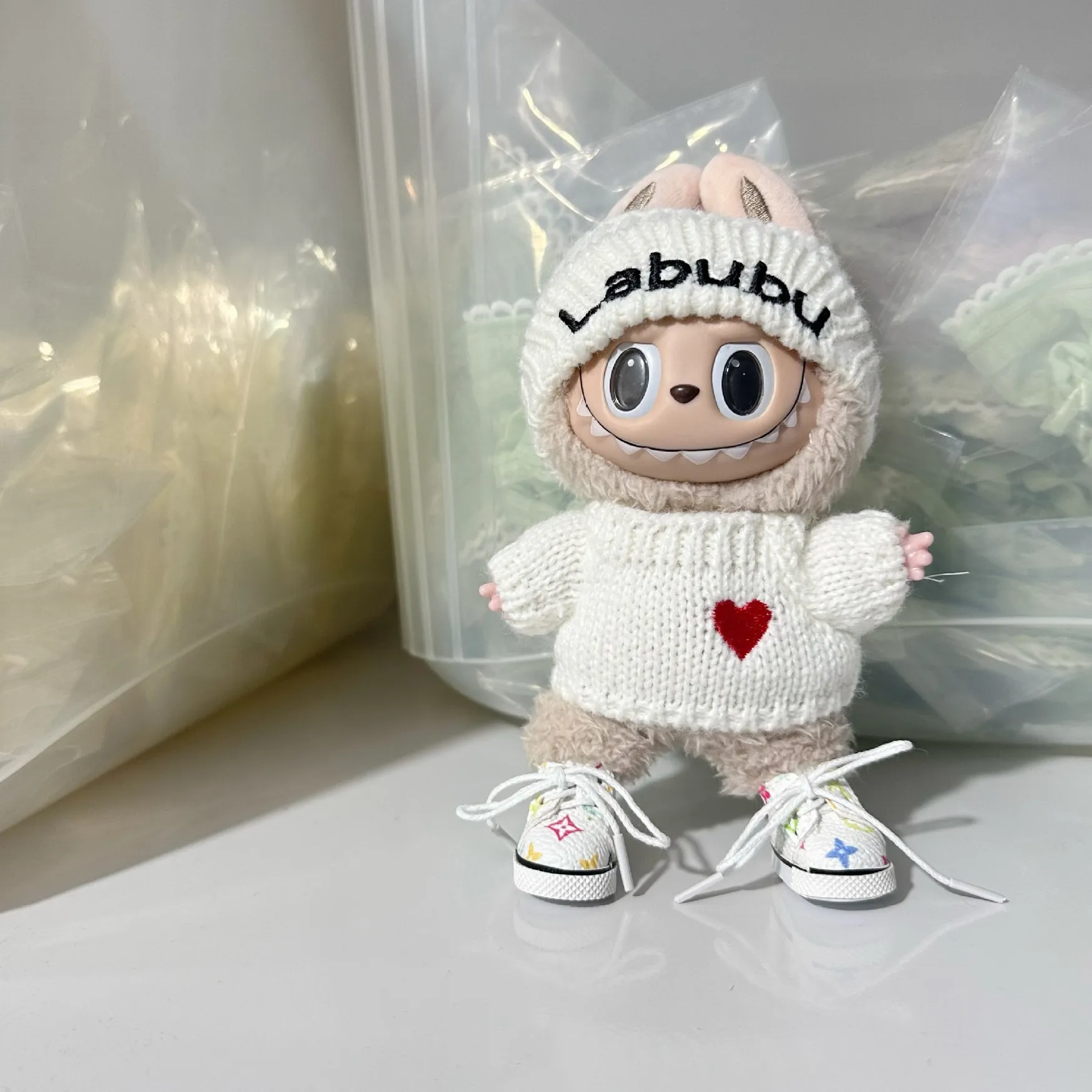 Ropa para muñecas Labubu de 17 cm, atuendo de monstruo, accesorios para sentarse, fiesta, sombrero con letras Labubu, suéter de amor, zapatos casuales ES06F