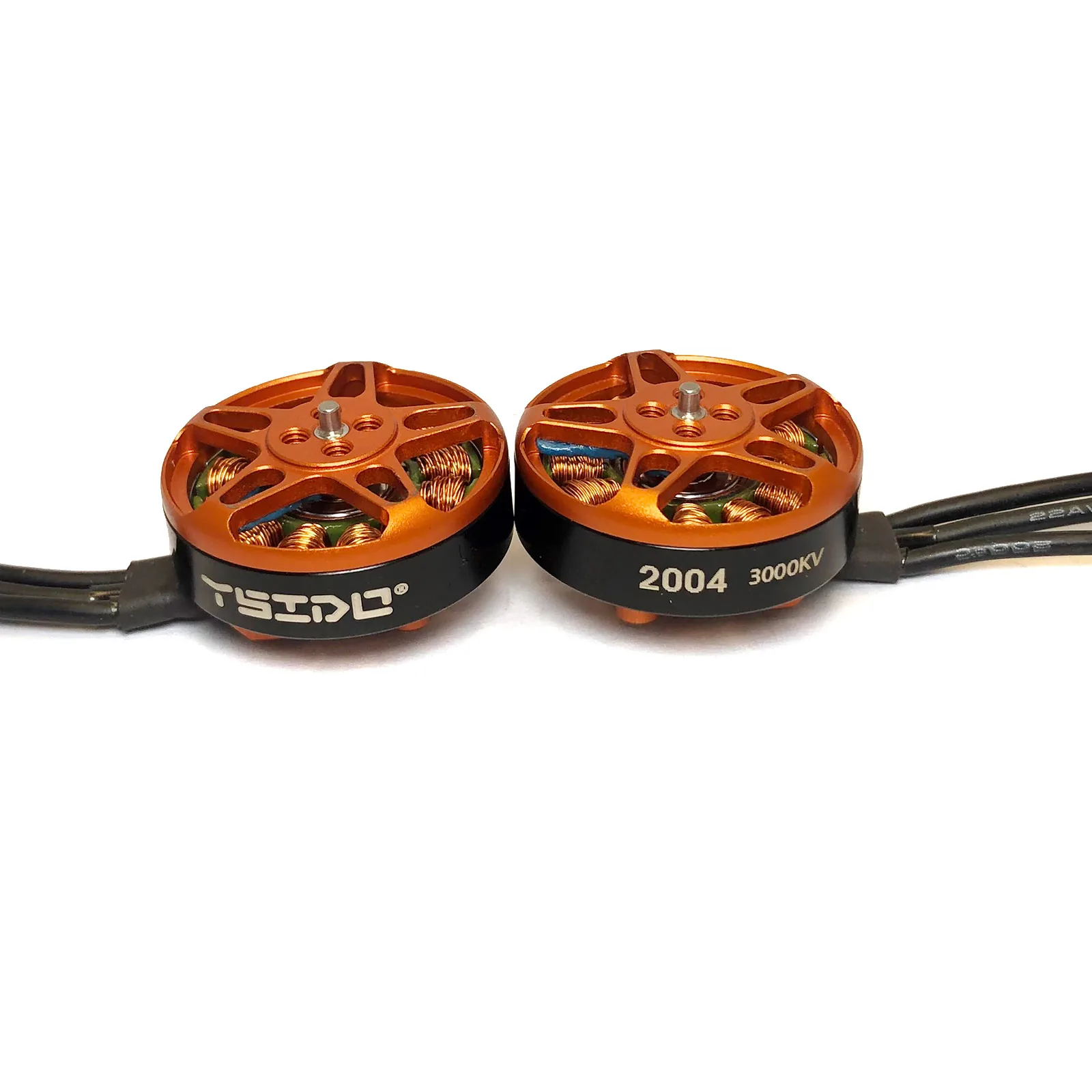 Moteurs brushless 2004 1750KV et 3000KV côte à côte, montrant les différences de taille, pour drone FPV.