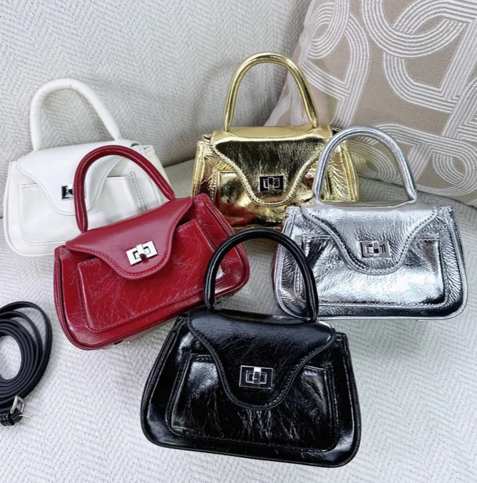 2024 Nieuwe Koreaanse niche-ontwerp hoofdlaag oliewas koeienhuid draagbare crossbody tas, schouder crossbody, eenvoudig en casual_voghion.com