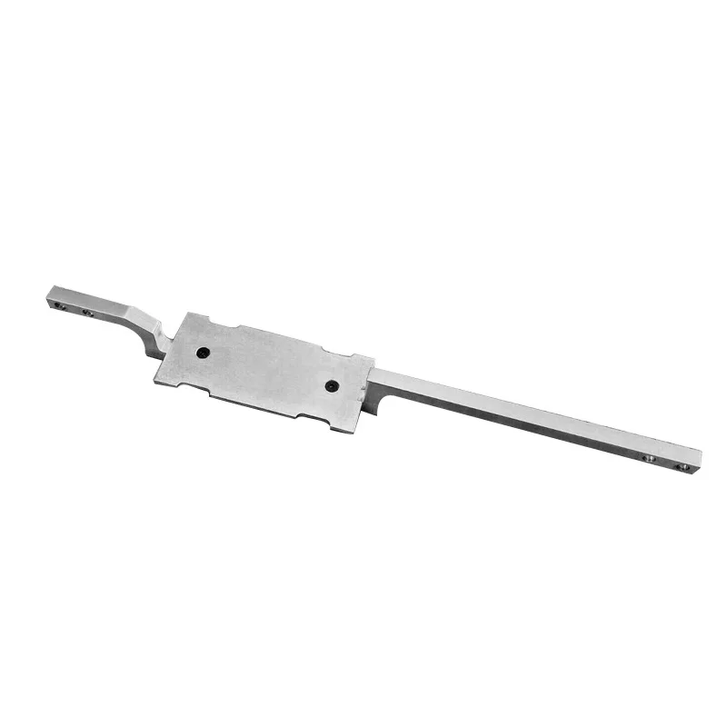 Support de châssis central en aluminium pour voiture RC 1/5, installé sur le châssis, avec vis hexagonales.