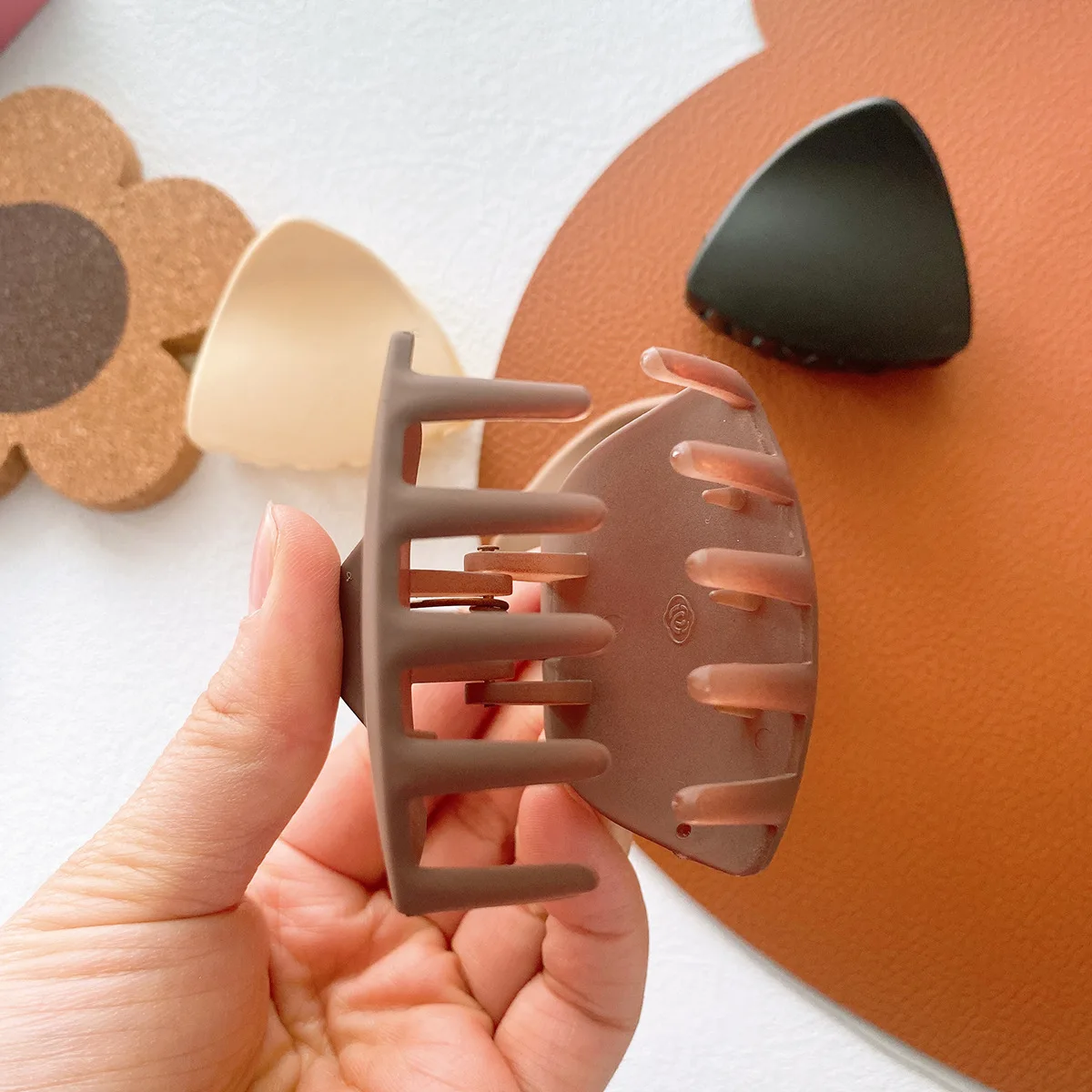 

Korean milk tea color triangle hair claw clip vintage Hairpin women's hair clip Ponytail shark hair clip girls' hair accessories