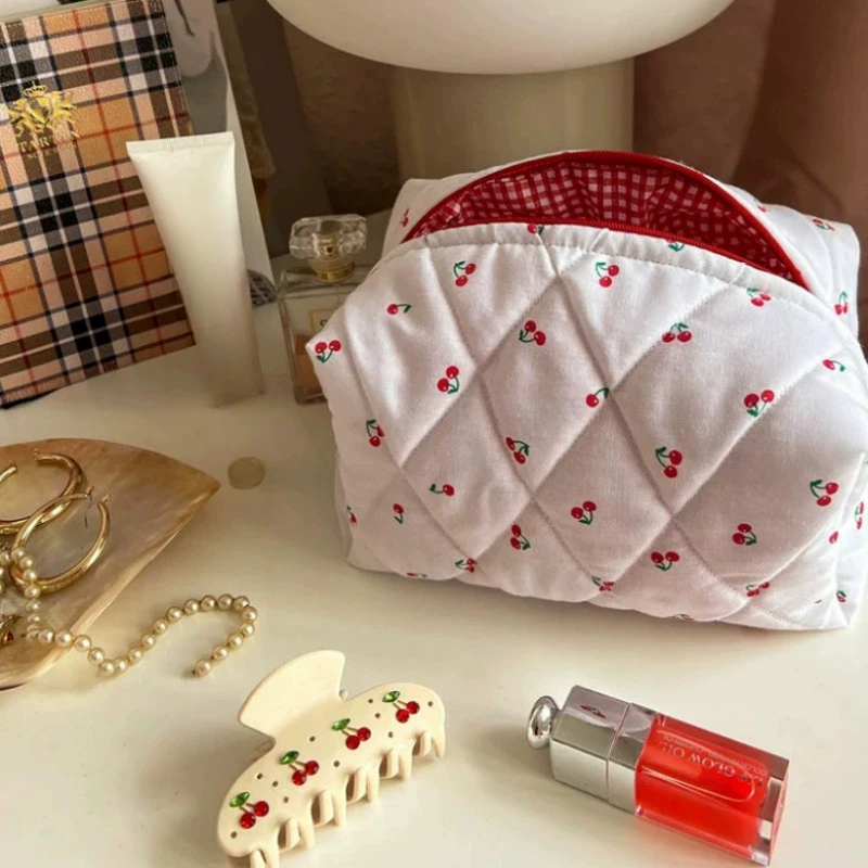 1PC Floral Puffy Quilted Makeup Bag Cosmetic Pouch Flower Strawberry Printed Large Travel Cosmetic Storage Organizer Bag Purse