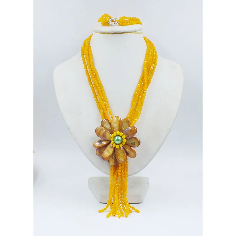 

Unique styles!!! Specially designed for women jewelry set in yellow