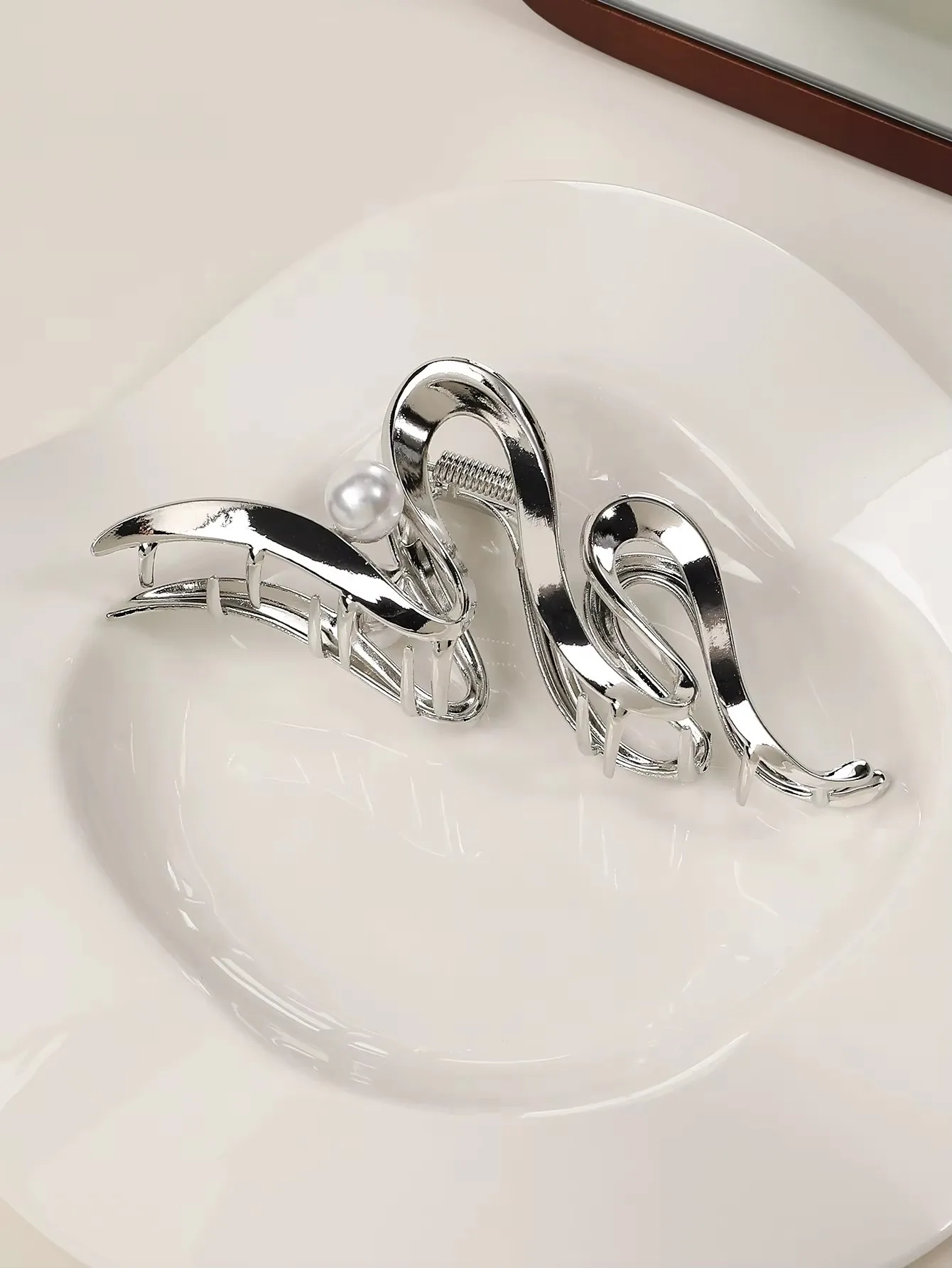 Versatile accessory for women