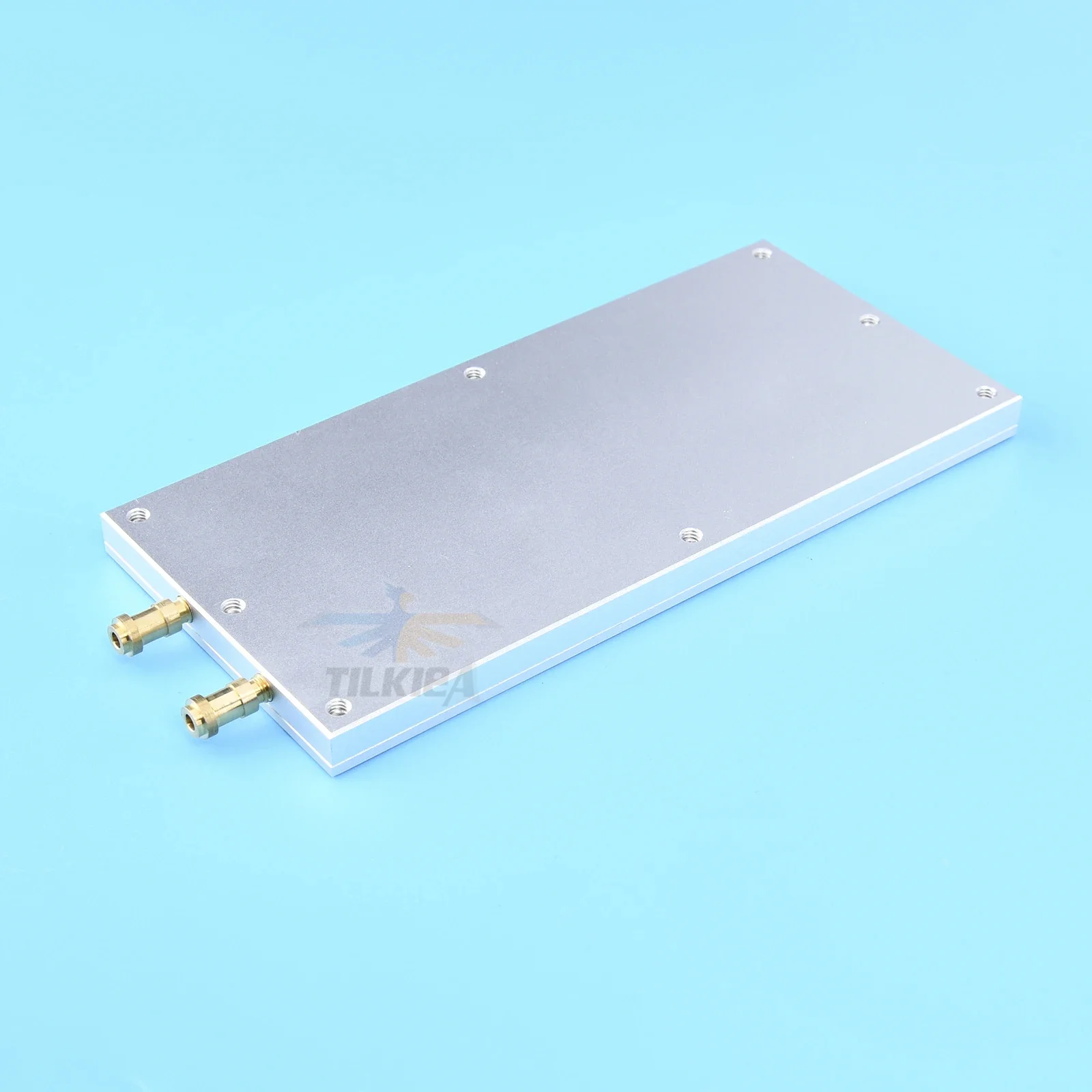Détail des raccords de la plaque de refroidissement à eau pour batterie de bateau RC, garantissant une performance optimale