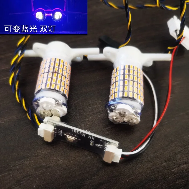 Feu arrière LED bleu variable pour avion RC Adventurer en action, illuminant l'arrière de l'avion dans l'obscurité