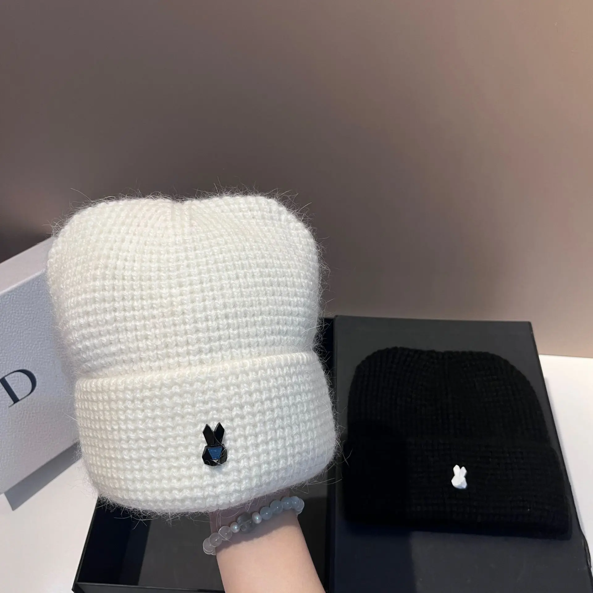 Autunno e inverno nuovo cappello lavorato a maglia in pelliccia di coniglio scozzese moda orecchie di coniglio carino caldo morbido cappello di lana glutinosa da donna
_voghion.com