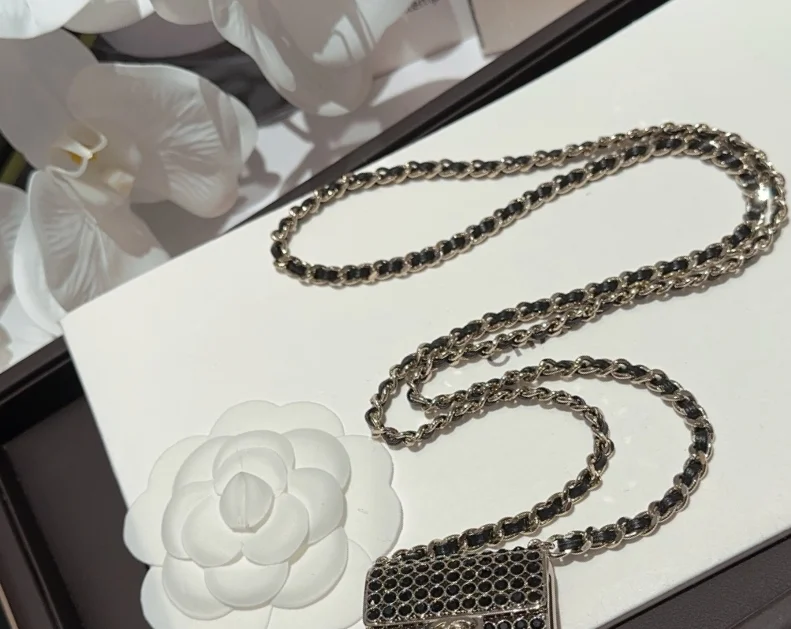 

Fashion black crystal small bag modeling necklace