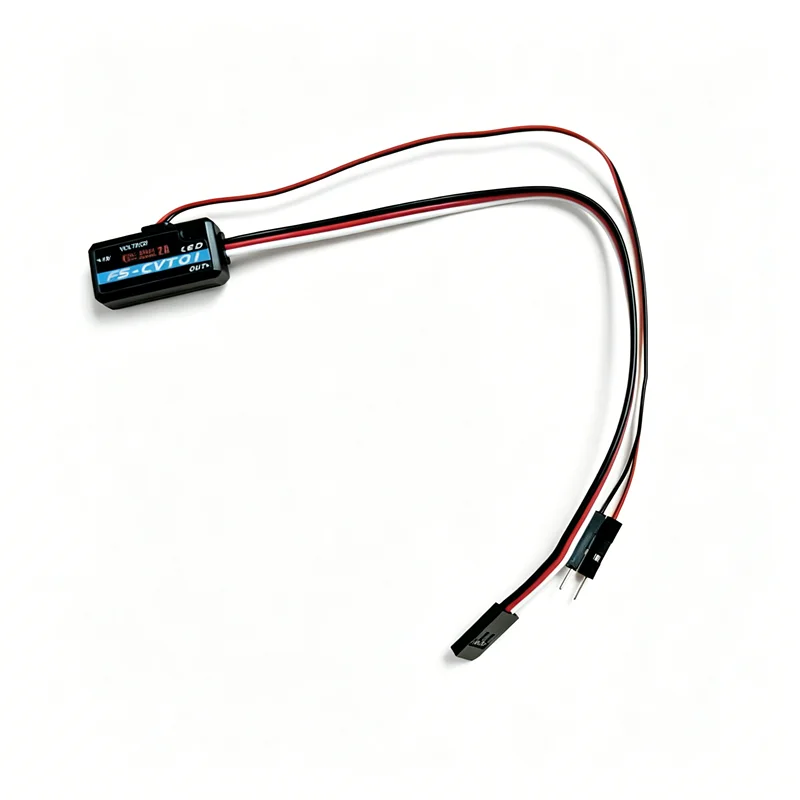 Capteur de tension Flysky FS-CVT01 pour télémétrie RC montré en angle, avec câbles